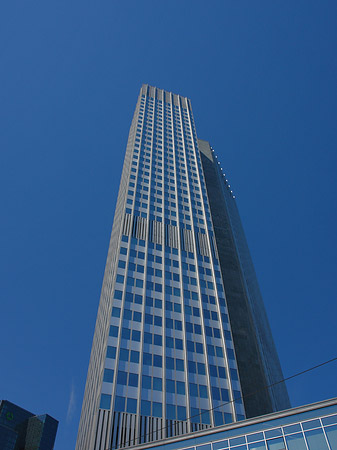 Eurotower mit Häusern Fotos