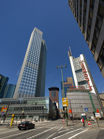 Eurotower hinter Schauspiel Frankfurt Foto 