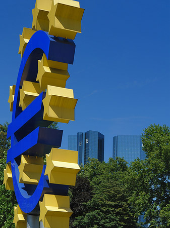 Foto Eurozeichen mit Bäumen - Frankfurt am Main