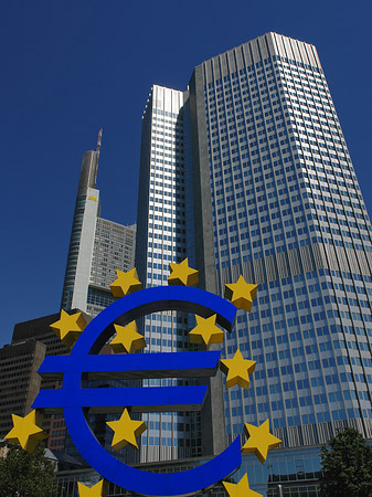 Eurozeichen mit Eurotower Foto 