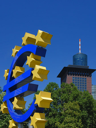 Eurozeichen mit Japan Center