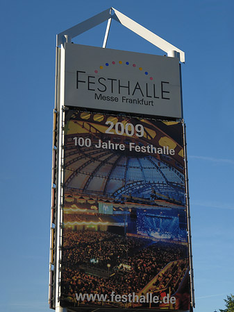 Festhalle mit Schild Foto 