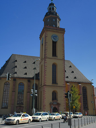 Katharinenkirche mit Straße