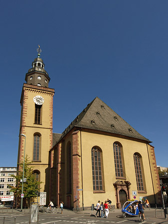 Katharinenkirche mit Straße Foto 