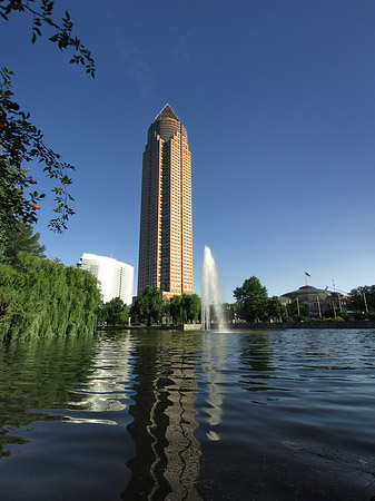 Messeturm mit Ludwig-Erhard-Anlage