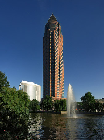 Foto Messeturm mit Ludwig-Erhard-Anlage