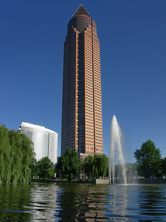 Foto Messeturm mit Ludwig-Erhard-Anlage