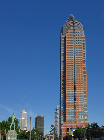 Messeturm mit Ludwig-Erhard-Anlage