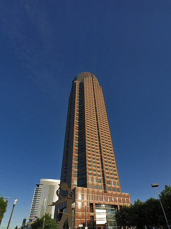 Foto Messeturm mit Hammering Man - Frankfurt am Main