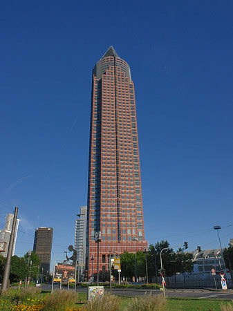 Messeturm mit Theodor-Heuss-Allee Foto 