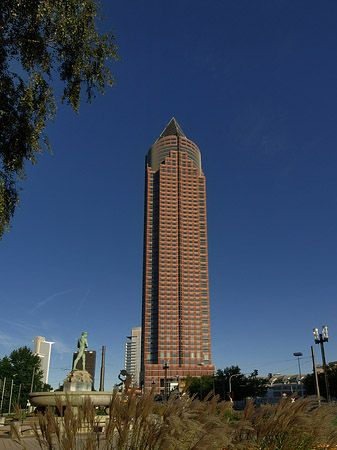 Foto Messeturm auf Wiese - Frankfurt am Main