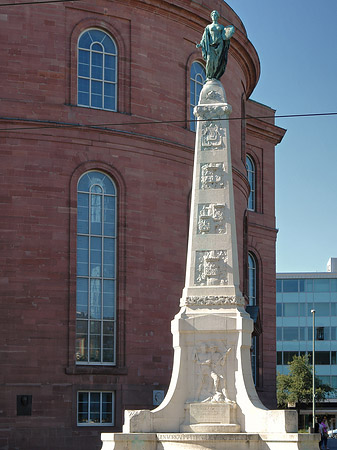 Fotos Paulskirche hinter Statue