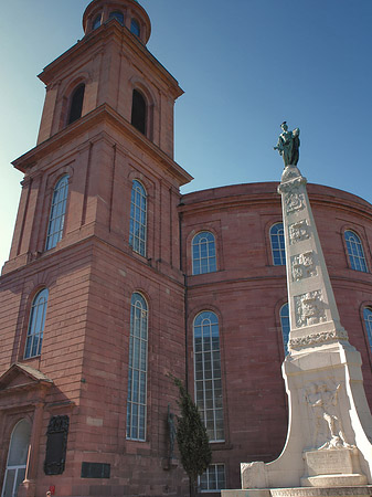 Paulskirche mit Statue Fotos