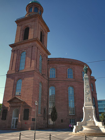 Paulskirche mit Statue Fotos