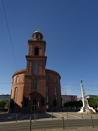 Foto Paulskirche mit Statue