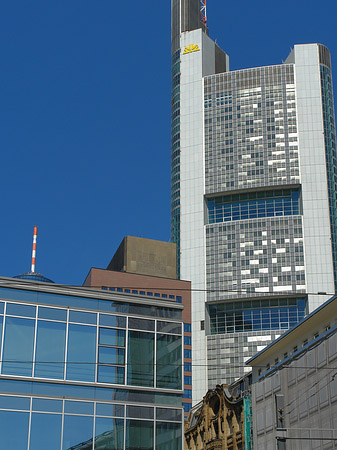 Schauspiel Frankfurt mit Commerzbanktower Foto 