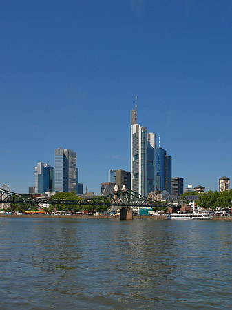 Skyline von Frankfurt mit eisernem Steg Fotos