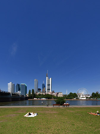 Skyline von Frankfurt mit Sachsenhausener Ufer Fotos