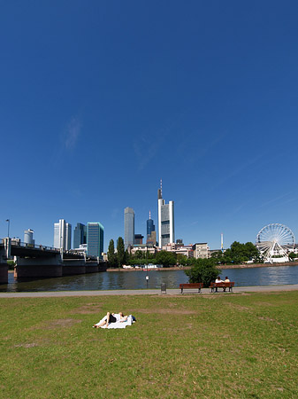 Skyline von Frankfurt mit Sachsenhausener Ufer Fotos