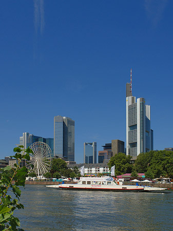 Skyline von Frankfurt mit Schiff Foto 