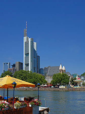 Skyline von Frankfurt mit Schöfferhofer Weizen Foto 