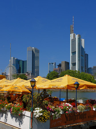 Skyline von Frankfurt mit Schöfferhofer Weizen Fotos