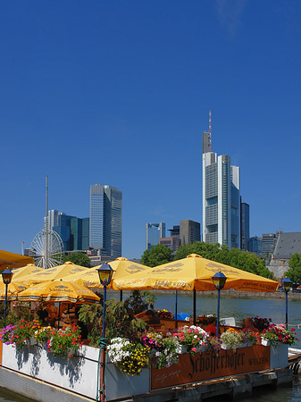 Skyline von Frankfurt mit Schöfferhofer Weizen Fotos