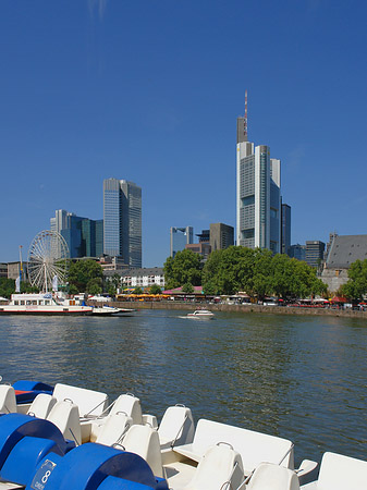 Foto Skyline von Frankfurt mit Tretbooten