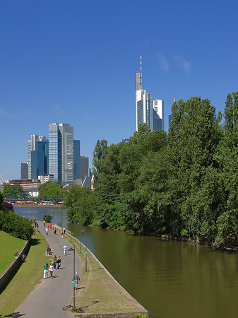 Skyline von Frankfurt mit Ufer Fotos