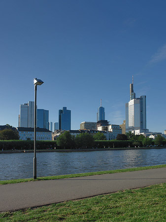 Skyline von Frankfurt mit Ufer Foto 