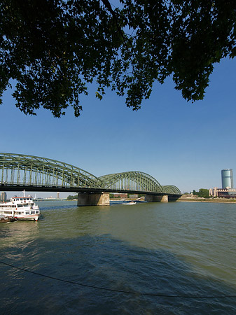 Hohenzollernbrücke reicht ans Kennedyufer Foto 