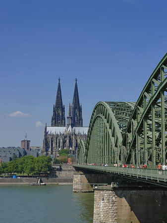 Hohenzollernbrücke am Kölner Dom Foto 