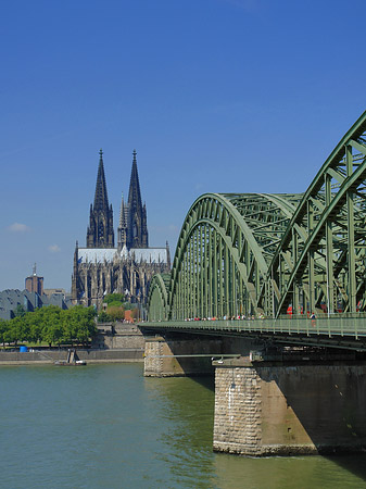 Hohenzollernbrücke am Kölner Dom Foto 