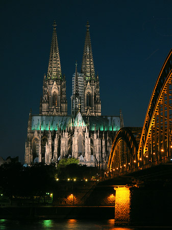 Kölner Dom hinter der Hohenzollernbrücke