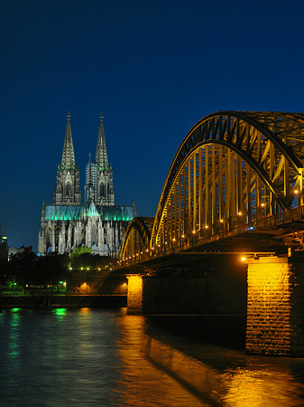 Kölner Dom hinter der Hohenzollernbrücke Foto 