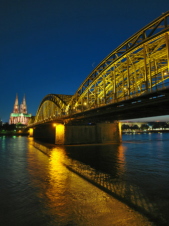 Kölner Dom hinter der Hohenzollernbrücke Foto 