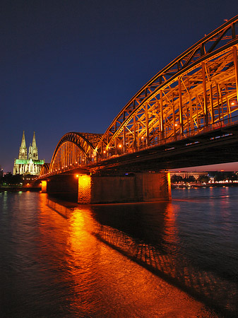 Kölner Dom hinter der Hohenzollernbrücke Fotos