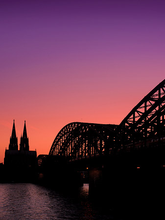 Kölner Dom hinter der Hohenzollernbrücke Fotos