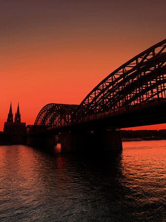 Foto Kölner Dom hinter der Hohenzollernbrücke