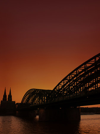 Foto Kölner Dom hinter der Hohenzollernbrücke