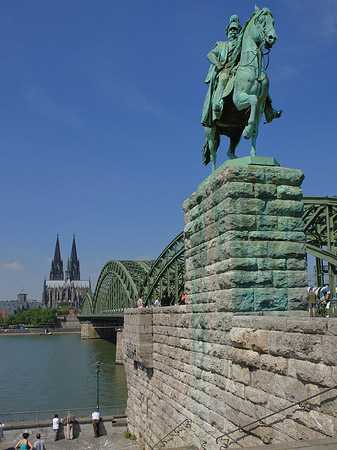 Reiterstatue vor dem Kölner Dom