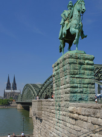 Foto Reiterstatue vor dem Kölner Dom