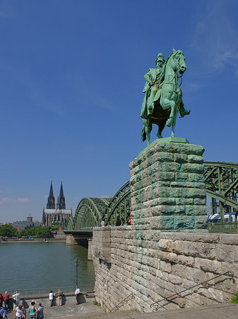 Fotos Reiterstatue vor dem Kölner Dom | Köln