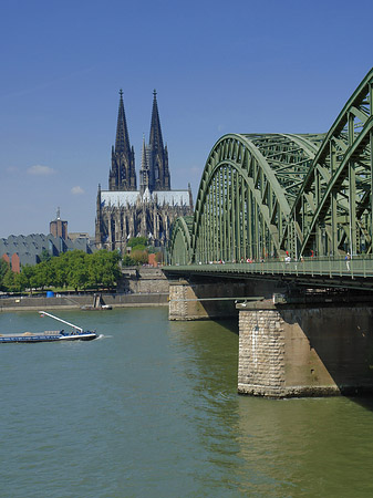 Foto Schiff unter der Hohenzollernbrücke