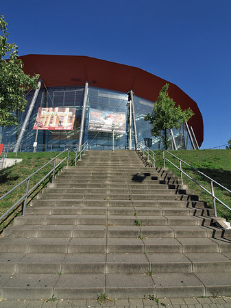 Kölnarena auf der Treppe