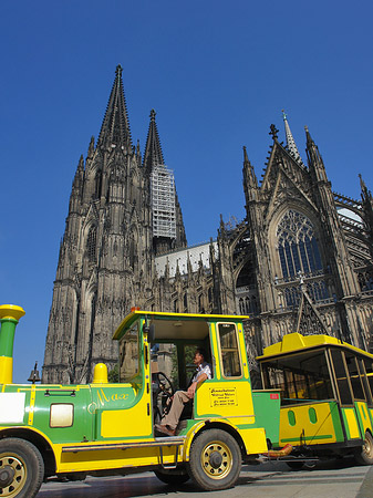 Bimmelbahn fährt zum Kölner Dom Foto 