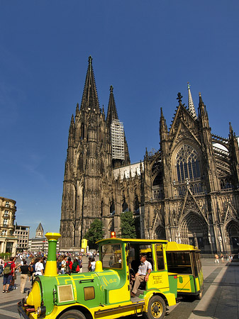 Foto Bimmelbahn fährt zum Kölner Dom