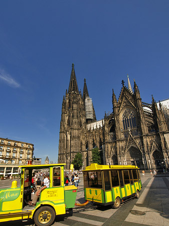 Foto Bimmelbahn fährt zum Kölner Dom