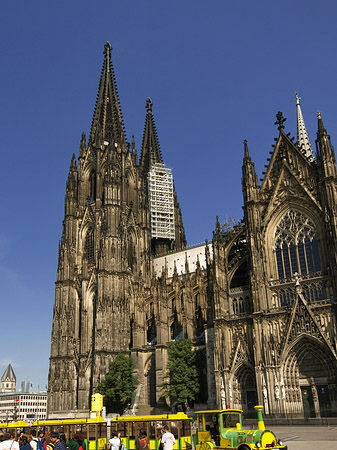 Bimmelbahn fährt zum Kölner Dom Foto 