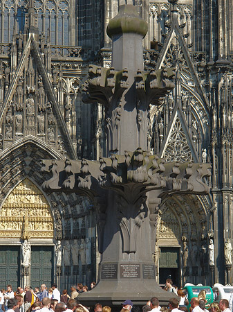 Fotos Kreuzblume vor dem Kölner Dom | Köln